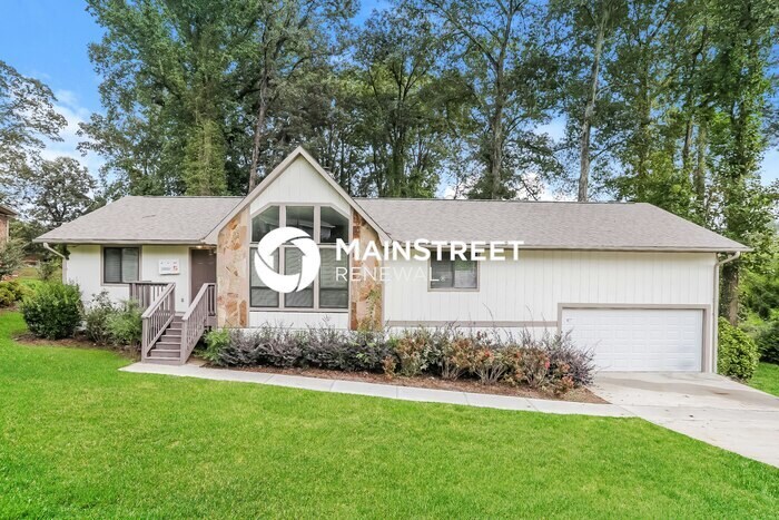 Foto principal - 3 Bedroom Pet-Friendly Home in DECATUR, GA...
