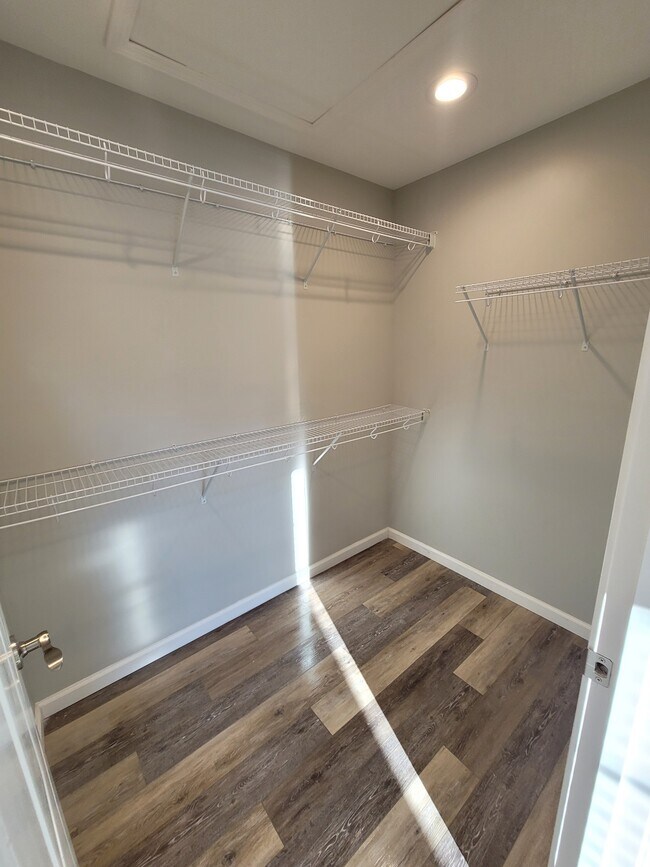 Foto del edificio - 232-234 Longwood Ln.