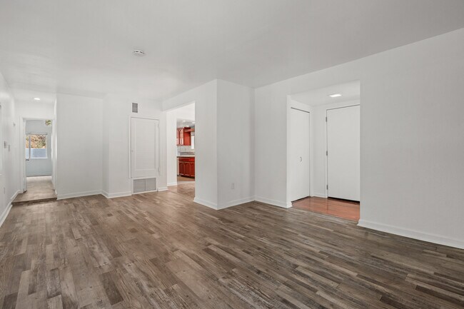 Foto del edificio - 1628 N Beverly Glen Blvd