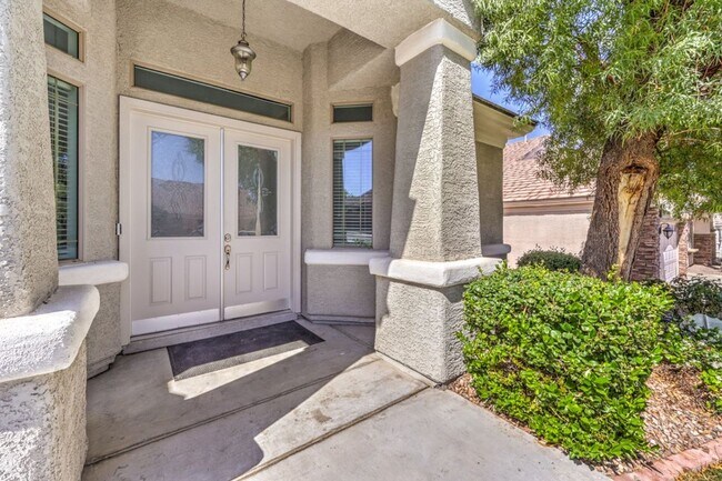 Building Photo - Stylishly Updated Henderson Home | New Stainless Steel Appliances | Heated Pool