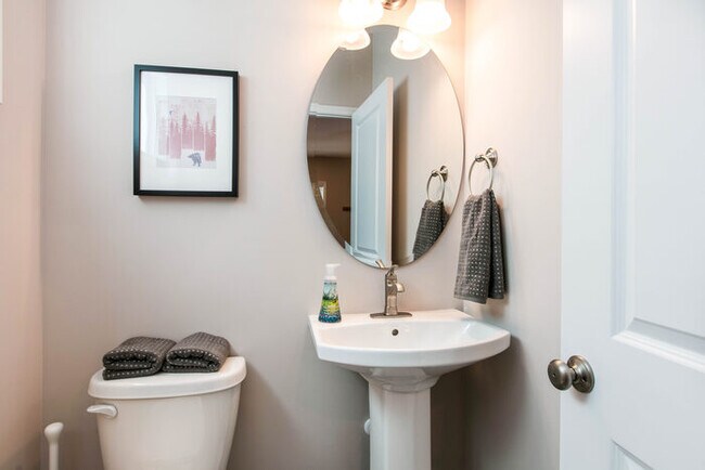 Foto del edificio - Spacious Three Bedroom w/ Loft Space