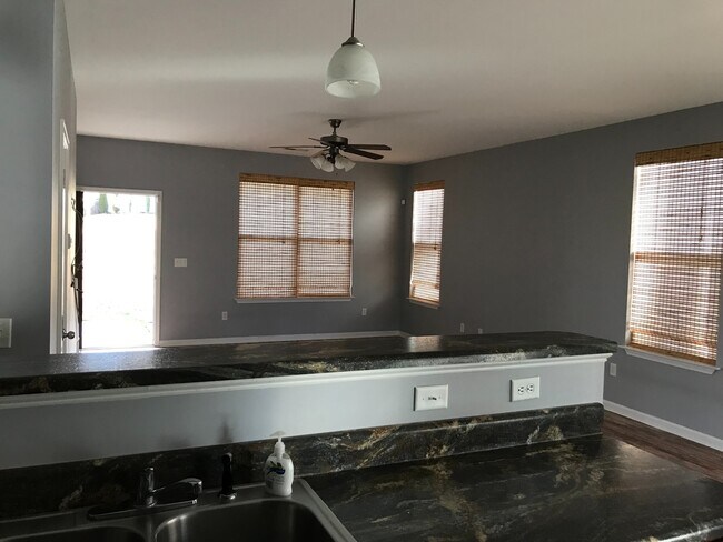 Foto del edificio - 4 bedroom, 2.5 bath centrally located in T...