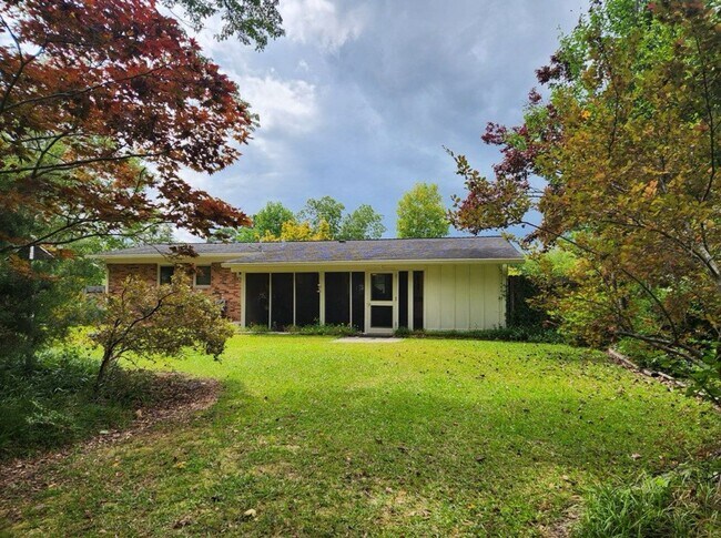 Building Photo - 3 Bed 1.5 Bath Brick House