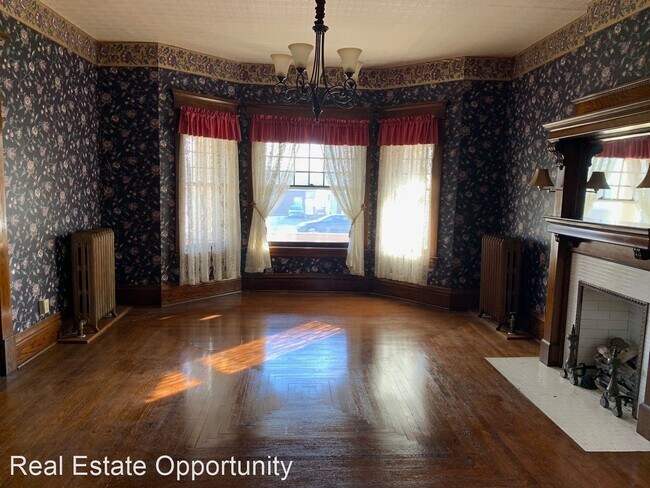 Building Photo - 2 br, 1.5 bath House - 751 E. Main St