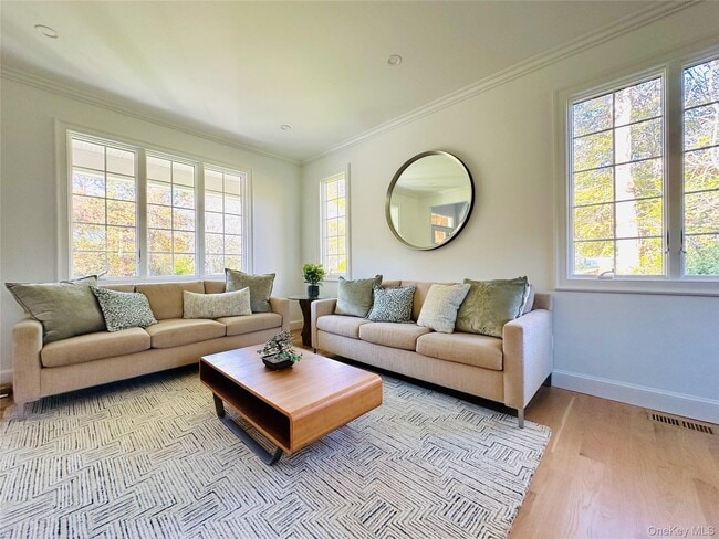 Building Photo - 10 Ginny Ln