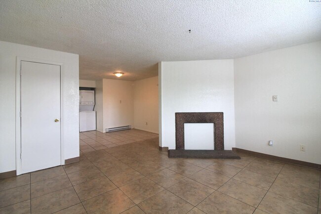 Foto del edificio - 2 Bed/1 Bath Apartment in Central Kennewick