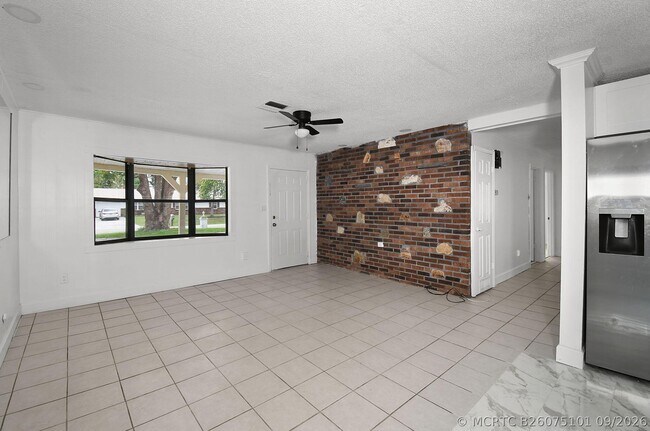 Foto del edificio - 325 NW Rebecca Ave
