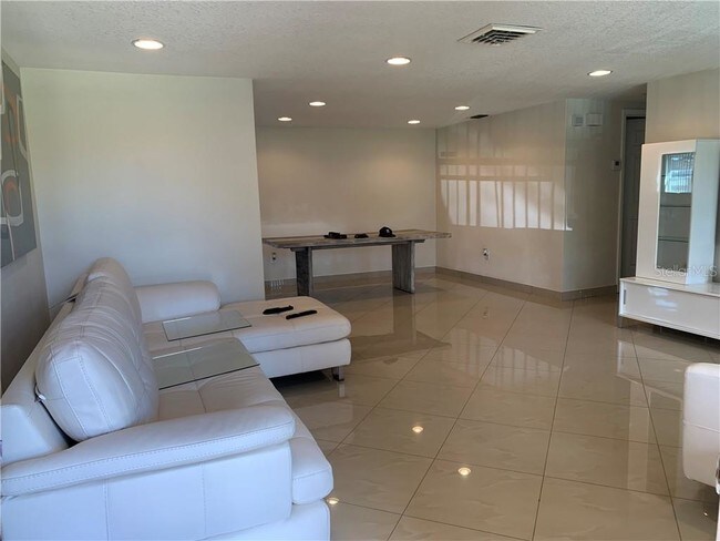 Foto del edificio - 6031 Maplewood Dr