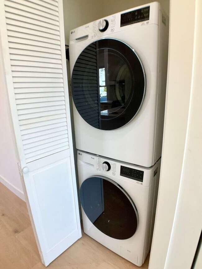 Foto del edificio - FULLY Remodeled. In-Unit W/D, Stainless Appliance Package, MODERN!