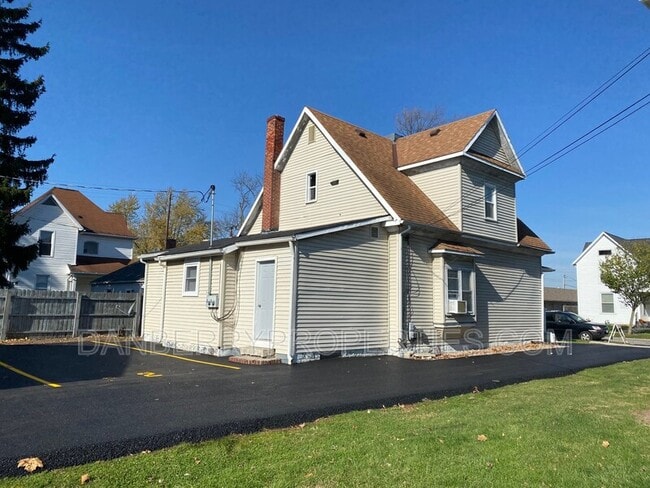 Building Photo - 319 Frazer St