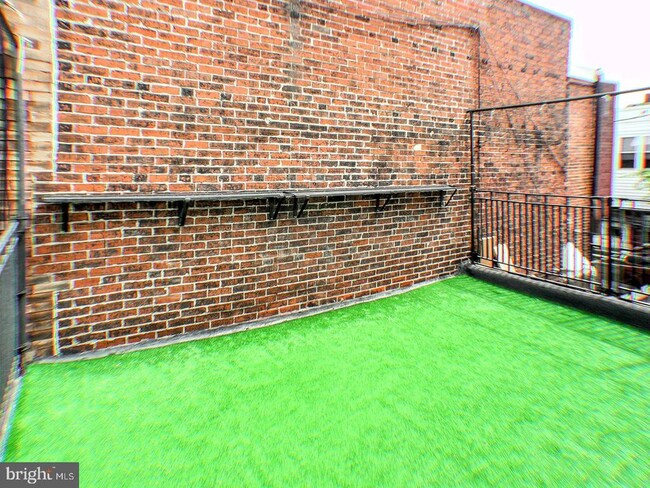 Building Photo - 1325 W Porter St