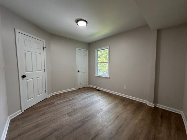 Building Photo - 4 bed 2 bath in Decatur!