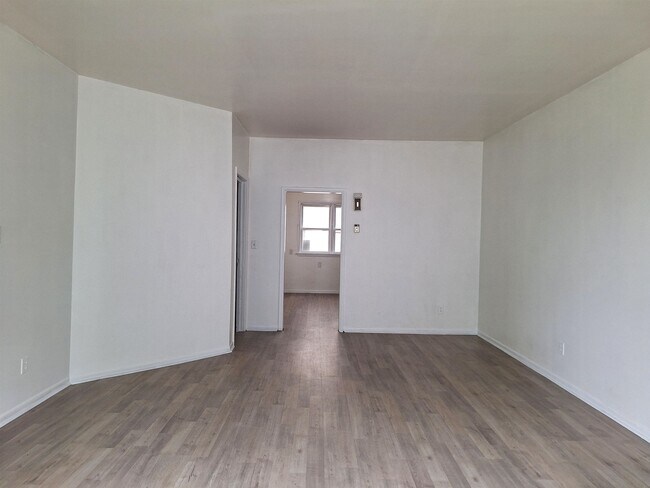 Foto del edificio - 214 S Bloomington St