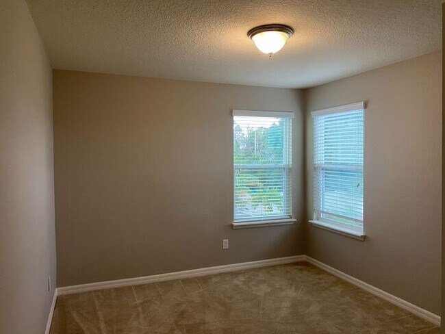 Building Photo - 5219 Villa Rosa Ave