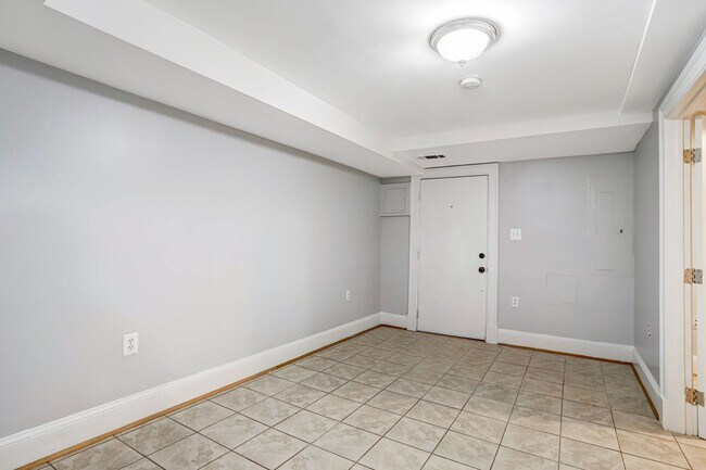 Foto del edificio - 2BR Basement Apartment | Brightwood