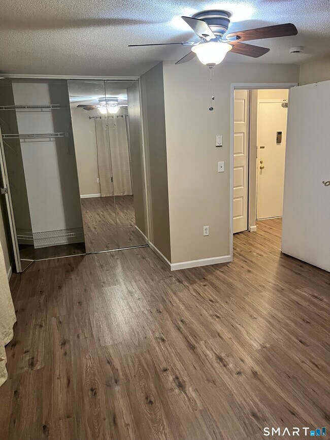 Foto del edificio - 280 Burgundy Hill Ln