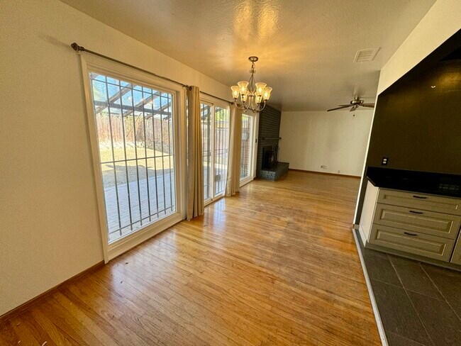 Building Photo - Updated 3 bed 2 bath single story home in ...