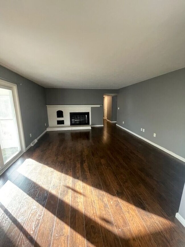 Foto del edificio - Adorable 3BR 2.5BA Home w/ Sun Room • 2 Car Garage  • Private Yard in Avon Lake