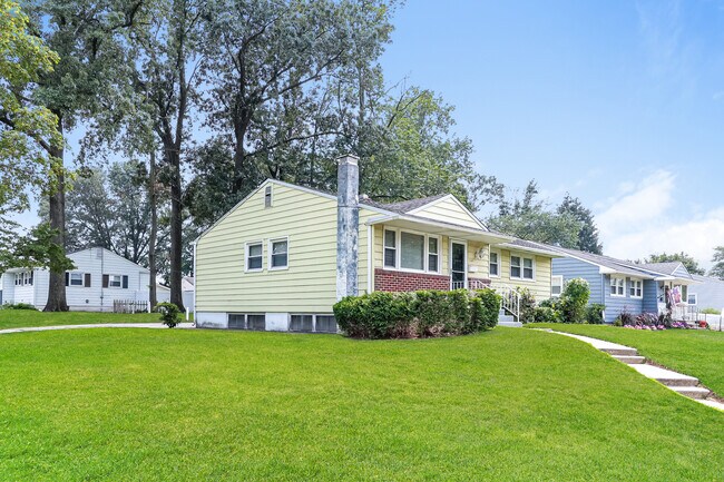 Building Photo - 1107 Hickory St