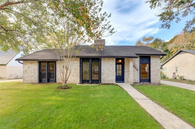 Building Photo - 4015 Pecan Knoll Dr