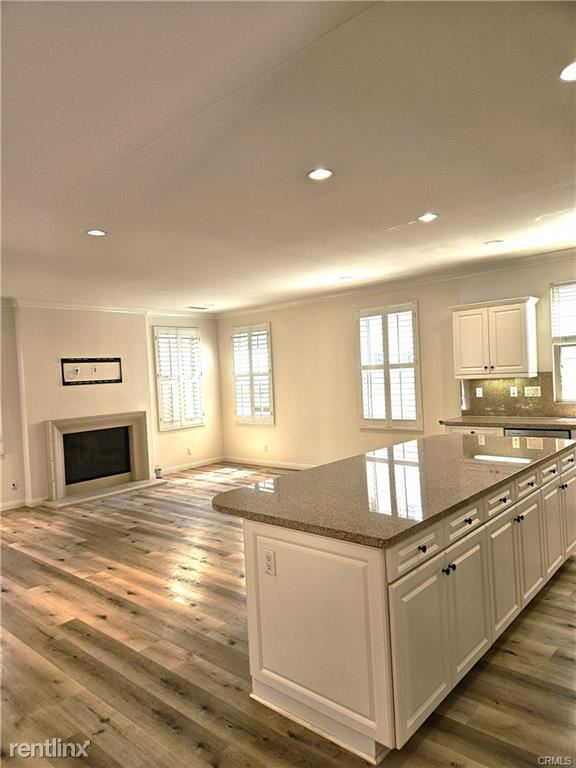 Building Photo - 4 br, 3 bath Condo - 210 Mantle