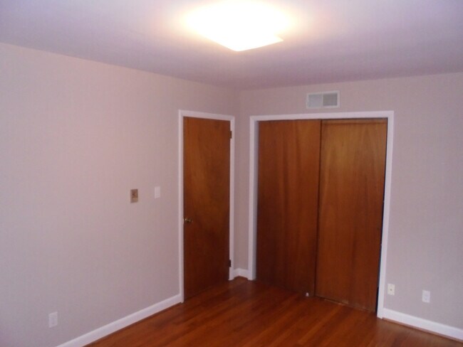 Foto del edificio - Cozy one level apartment with hardwood floors