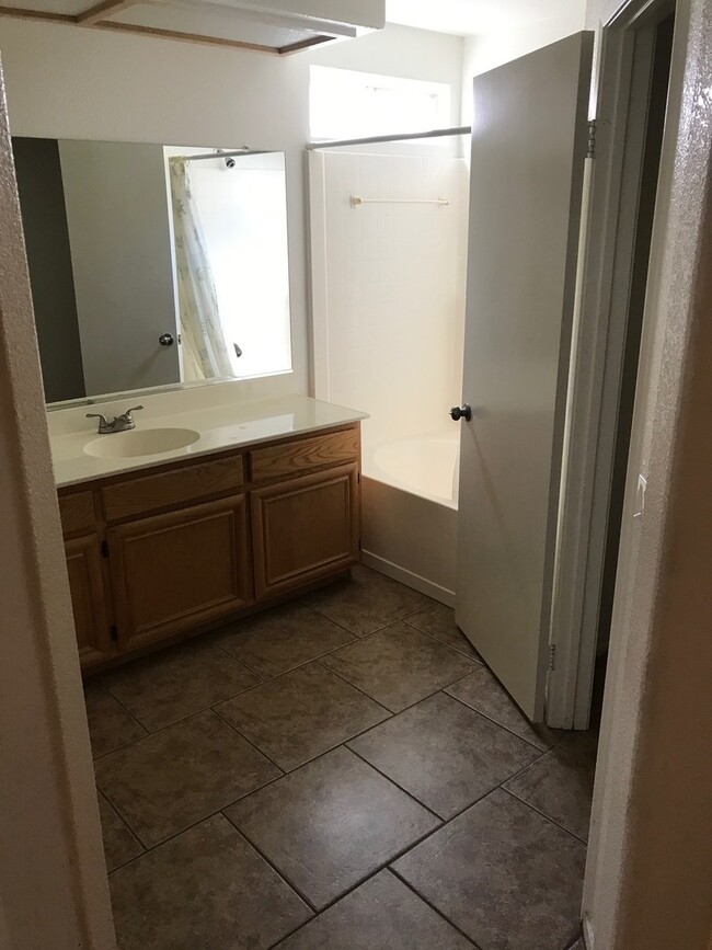 Building Photo - 4 BEDROOM VICTORVILLE HOME