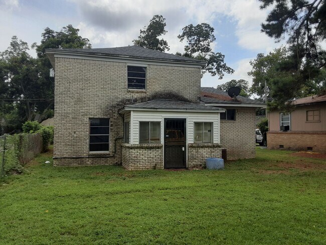 Building Photo - 4 Bedroom and 3 Bathroom home NLR