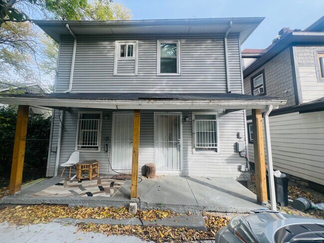 Exterior trasero - 242 N 8th St