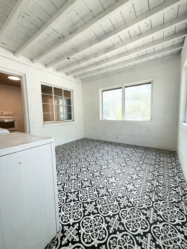 Building Photo - 1016 Alba Dr