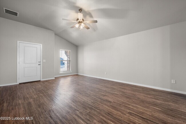 Building Photo - 2031 Kenwood Ave