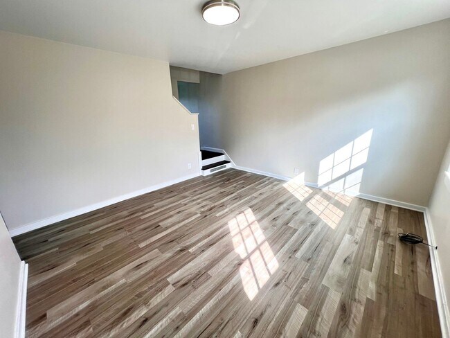 Foto del edificio - JUST Renovated! - 3 Bedroom 1 Bathroom - C...