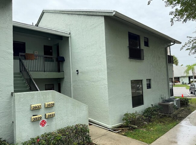 Building Photo - 3939 Carambola Cir N