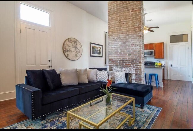 Foto del edificio - Historic, Renovated 3BR with Wrap-Around Balcony Near St. Charles