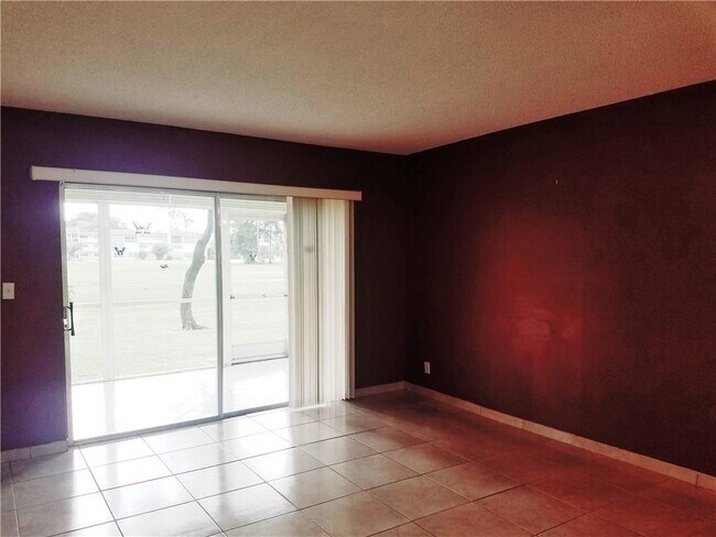 Foto del edificio - 1040 Country Club Dr