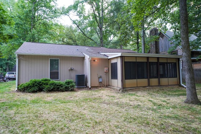 Building Photo - E. Charlotte - 3br 2ba Ranch w/Sunroom
