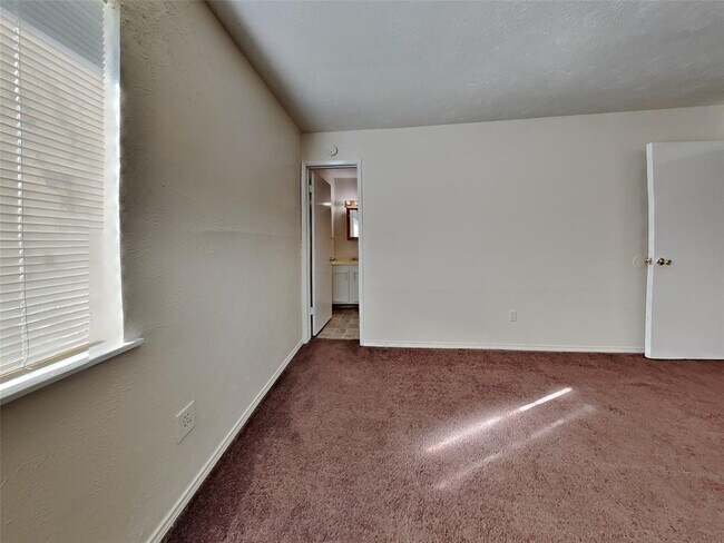 Building Photo - 14006 Pinewest Ct