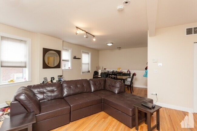 Foto del edificio - Beautiful 2 bed 2 bath duplex with updated...