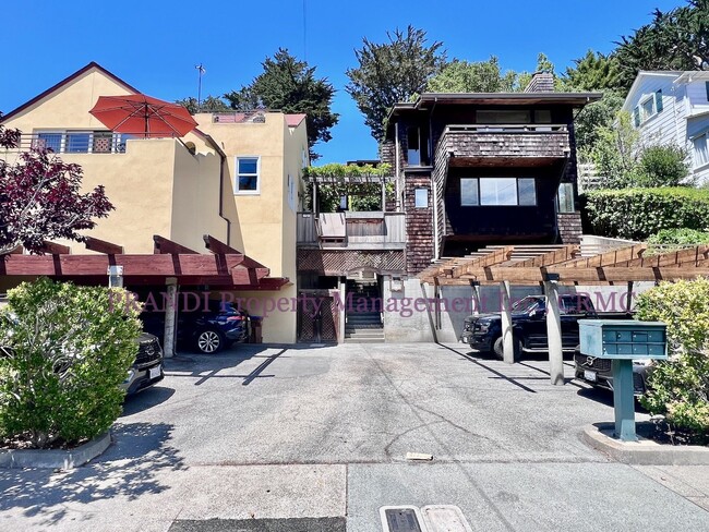 Foto del edificio - Split Level Condo Just Steps from Downtown