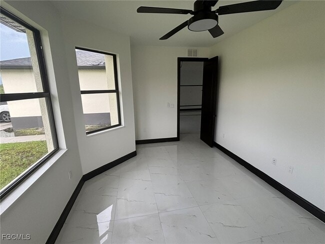 Building Photo - 727 Aletha Ave S