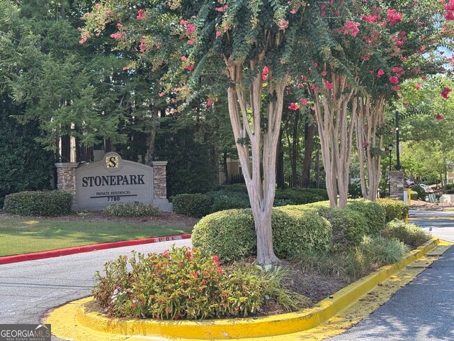 Foto del edificio - 5005 Wingate Way