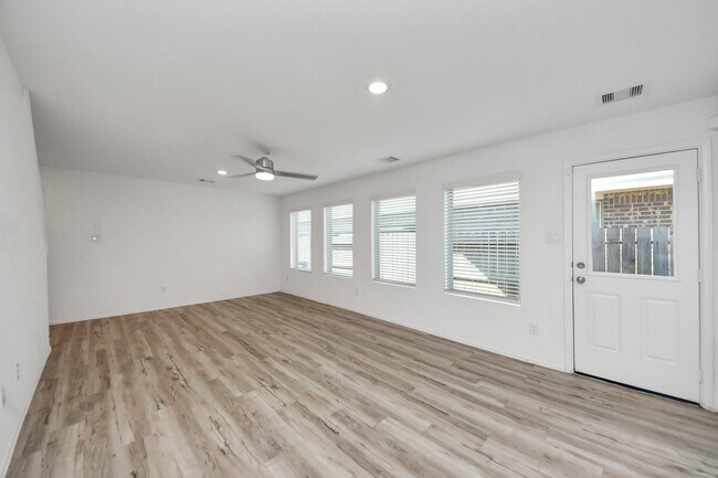 Foto del edificio - 4307 Palmetto Grv Ln