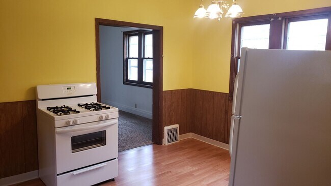 Building Photo - True main floor living in this cute home!