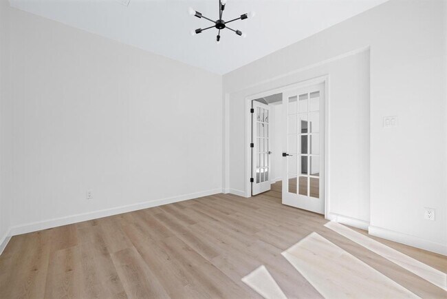 Building Photo - 2111 Speidel Dr
