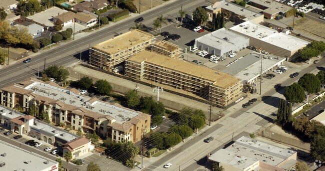 Foto aérea - 135-139 W Live Oak Ave