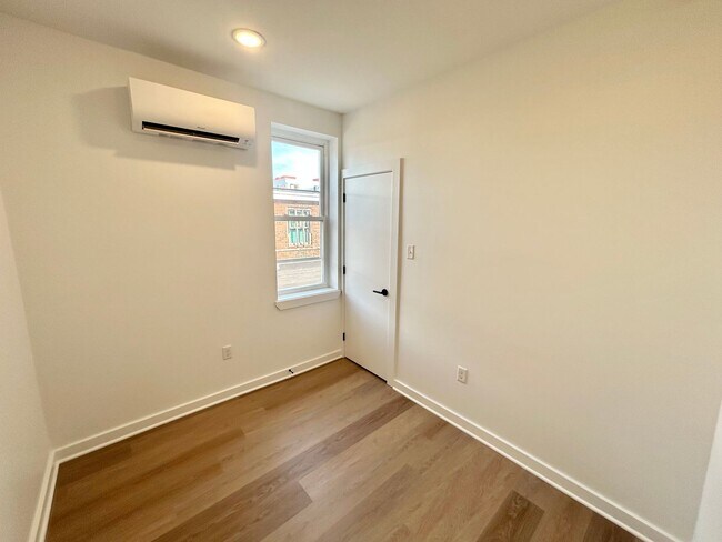 Foto del edificio - 2725 W Girard Ave