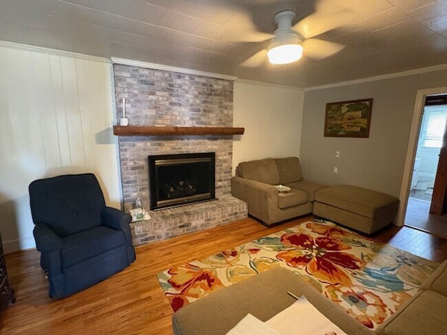 Foto del edificio - Fully furnished house on the outskirts of town.