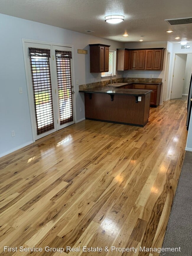 Building Photo - 3 br, 2.5 bath House - 139 E Willow Creek ...