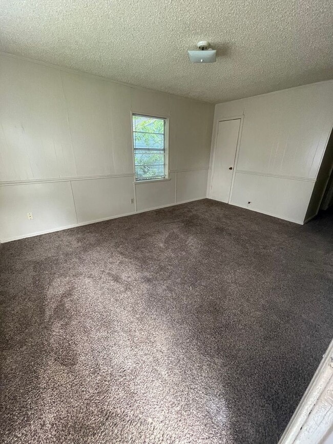 Building Photo - 500 Loraine Cir