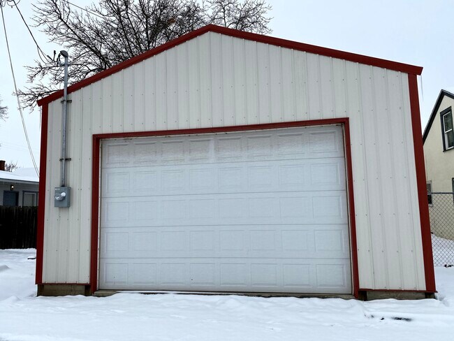 Building Photo - 937 7th St.